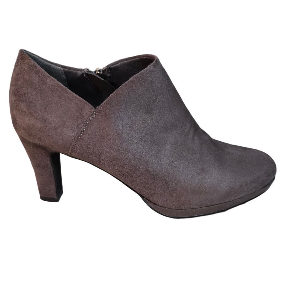 XAppeal Womens Gray Low Cut Heeled Suede Ankle Boots - Size 10